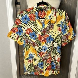 Short sleeve casual button down shirt